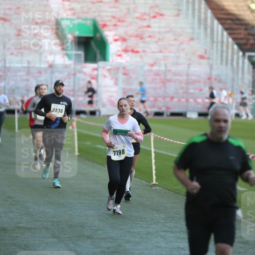 06.10.2024 - 19. swb-Marathon Bremen Yannick Fuchs http://msf.ph/oto/7388428 06.10.2024 10:27:45 Laufen im Stadion 7052, 7184, 7198, 7214, 7303, 7452, 7560, 7594, 7638, 7647, 7673, 7717, 7833, 7876, 8066, 8150, 8185, 8288, 8316, 8351, 8610, 8635, 8658, 8701, 8716, 8754, 8764, 8774, 8777, 8801, 8816, 8824, 8827, 8836, 8856, 8901, 8943, 8980, 9027, 9085 meine-sportfotos.de