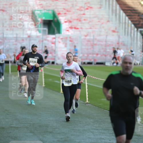 06.10.2024 - 19. swb-Marathon Bremen Yannick Fuchs http://msf.ph/oto/7388432 06.10.2024 10:27:45 Laufen im Stadion 7052, 7184, 7198, 7214, 7303, 7452, 7560, 7594, 7638, 7647, 7673, 7717, 7833, 7876, 8066, 8150, 8185, 8288, 8316, 8351, 8610, 8635, 8658, 8701, 8716, 8754, 8764, 8774, 8777, 8801, 8816, 8824, 8827, 8836, 8856, 8901, 8943, 8980, 9027, 9085 meine-sportfotos.de