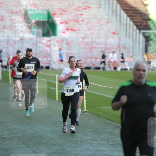 06.10.2024 - 19. swb-Marathon Bremen Yannick Fuchs http://msf.ph/oto/7388439 06.10.2024 10:27:45 Laufen im Stadion 7052, 7184, 7198, 7214, 7303, 7452, 7560, 7594, 7638, 7647, 7673, 7717, 7833, 7876, 8066, 8150, 8185, 8288, 8316, 8351, 8610, 8635, 8658, 8701, 8716, 8754, 8764, 8774, 8777, 8801, 8816, 8824, 8827, 8836, 8856, 8901, 8943, 8980, 9027, 9085 meine-sportfotos.de