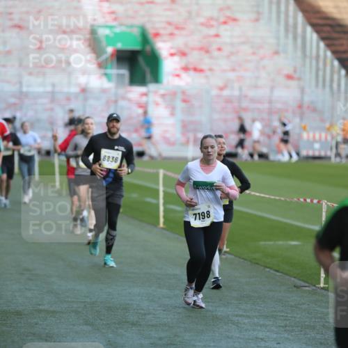 06.10.2024 - 19. swb-Marathon Bremen Yannick Fuchs http://msf.ph/oto/7388464 06.10.2024 10:27:46 Laufen im Stadion 7052, 7184, 7198, 7214, 7303, 7364, 7452, 7560, 7594, 7638, 7647, 7673, 7717, 7833, 7876, 8066, 8150, 8185, 8288, 8316, 8351, 8635, 8658, 8701, 8716, 8754, 8774, 8801, 8816, 8824, 8827, 8836, 8856, 8901, 8943, 8980, 9027, 9085 meine-sportfotos.de