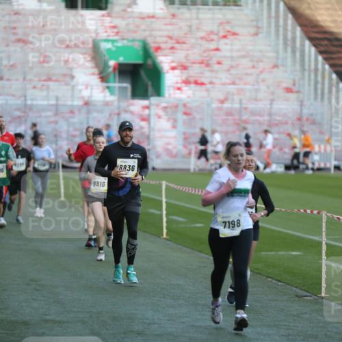 06.10.2024 - 19. swb-Marathon Bremen Yannick Fuchs http://msf.ph/oto/7388485 06.10.2024 10:27:46 Laufen im Stadion 7052, 7184, 7198, 7214, 7303, 7364, 7452, 7560, 7594, 7638, 7647, 7673, 7717, 7833, 7876, 8066, 8150, 8185, 8288, 8316, 8351, 8635, 8658, 8701, 8716, 8754, 8774, 8801, 8816, 8824, 8827, 8836, 8856, 8901, 8943, 8980, 9027, 9085 meine-sportfotos.de