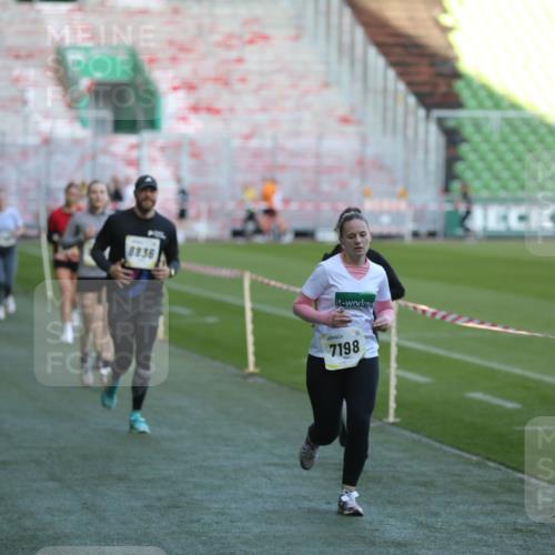 06.10.2024 - 19. swb-Marathon Bremen Yannick Fuchs http://msf.ph/oto/7388544 06.10.2024 10:27:47 Laufen im Stadion 7052, 7184, 7198, 7214, 7303, 7364, 7452, 7560, 7594, 7638, 7647, 7673, 7717, 7876, 8066, 8150, 8185, 8288, 8316, 8351, 8635, 8658, 8701, 8716, 8754, 8774, 8801, 8816, 8824, 8827, 8836, 8856, 8943, 8980, 9027, 9085 meine-sportfotos.de