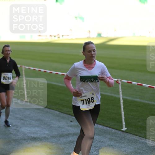 06.10.2024 - 19. swb-Marathon Bremen Yannick Fuchs http://msf.ph/oto/7388726 06.10.2024 10:27:52 Laufen im Stadion 7052, 7094, 7095, 7184, 7198, 7214, 7303, 7364, 7452, 7464, 7560, 7594, 7638, 7647, 7673, 7876, 8066, 8150, 8173, 8185, 8288, 8316, 8351, 8403, 8405, 8456, 8701, 8711, 8716, 8754, 8774, 8801, 8816, 8824, 8827, 8836, 8943, 8980, 9027 meine-sportfotos.de