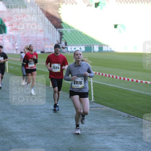06.10.2024 - 19. swb-Marathon Bremen Yannick Fuchs http://msf.ph/oto/7388756 06.10.2024 10:27:53 Laufen im Stadion 7052, 7094, 7095, 7184, 7198, 7214, 7303, 7364, 7452, 7464, 7560, 7594, 7638, 7647, 7673, 7876, 8066, 8150, 8173, 8185, 8288, 8316, 8351, 8403, 8405, 8456, 8701, 8711, 8716, 8754, 8774, 8801, 8816, 8824, 8827, 8836, 8943, 8980, 9027 meine-sportfotos.de