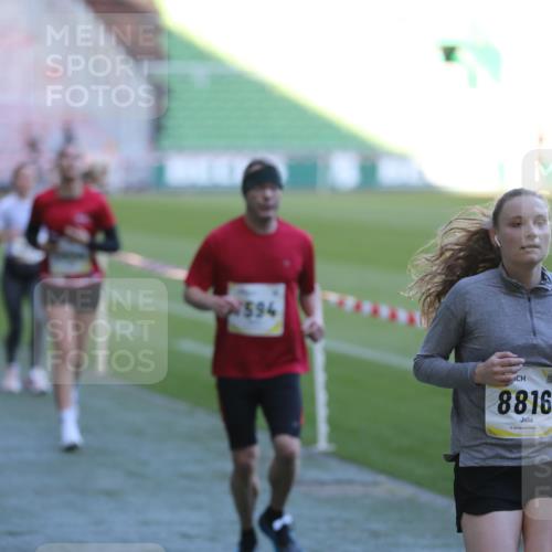 06.10.2024 - 19. swb-Marathon Bremen Yannick Fuchs http://msf.ph/oto/7388803 06.10.2024 10:27:54 Laufen im Stadion 7052, 7094, 7095, 7184, 7198, 7214, 7303, 7364, 7452, 7464, 7560, 7594, 7638, 7647, 7673, 7876, 8066, 8173, 8185, 8288, 8316, 8351, 8403, 8405, 8456, 8701, 8711, 8716, 8754, 8774, 8801, 8816, 8824, 8827, 8836, 8943, 8980, 9027, 9040 meine-sportfotos.de