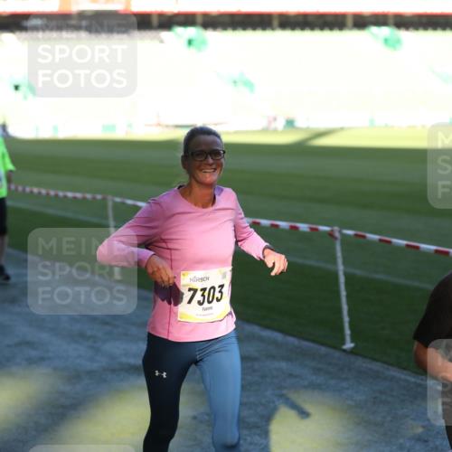 06.10.2024 - 19. swb-Marathon Bremen Yannick Fuchs http://msf.ph/oto/7389100 06.10.2024 10:28:01 Laufen im Stadion 7025, 7094, 7095, 7184, 7198, 7214, 7303, 7364, 7452, 7464, 7501, 7594, 7638, 7647, 7673, 7876, 8066, 8173, 8185, 8288, 8316, 8351, 8374, 8403, 8405, 8411, 8456, 8701, 8711, 8716, 8754, 8801, 8816, 8824, 8827, 8836, 8891, 8943, 9040, 9060 meine-sportfotos.de