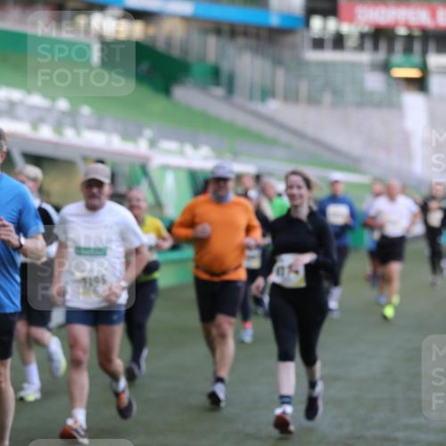 06.10.2024 - 19. swb-Marathon Bremen Yannick Fuchs http://msf.ph/oto/7448731 06.10.2024 10:28:18 Laufen im Stadion 7025, 7041, 7094, 7095, 7195, 7198, 7216, 7217, 7303, 7364, 7402, 7464, 7501, 7511, 7538, 7541, 7568, 7569, 7594, 7697, 7897, 7965, 8066, 8173, 8185, 8261, 8288, 8374, 8403, 8405, 8411, 8456, 8488, 8498, 8526, 8551, 8569, 8711, 8716, 8816, 8824, 8827, 8833, 8836, 8877, 8891, 8966, 9040, 9060 meine-sportfotos.de