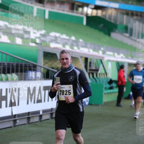 06.10.2024 - 19. swb-Marathon Bremen Yannick Fuchs http://msf.ph/oto/7448849 06.10.2024 10:29:08 Laufen im Stadion 7099, 7218, 7290, 7296, 7370, 7521, 7526, 7590, 7671, 7683, 7776, 7825, 7827, 7940, 7983, 8018, 8156, 8157, 8158, 8244, 8251, 8252, 8306, 8336, 8419, 8443, 8461, 8522, 8525, 8536, 8566, 8596, 8604, 8665, 8819, 8828, 8843, 8875, 8894, 8965, 8968, 8990, 9014, 9038, 9080, 9106 meine-sportfotos.de