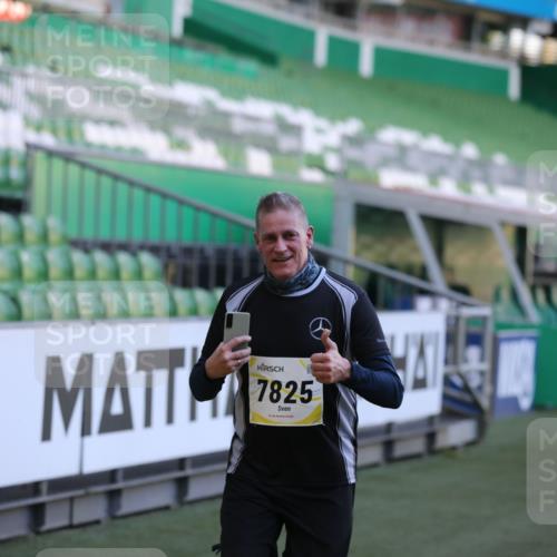 06.10.2024 - 19. swb-Marathon Bremen Yannick Fuchs http://msf.ph/oto/7448853 06.10.2024 10:29:08 Laufen im Stadion 7099, 7218, 7290, 7296, 7370, 7521, 7526, 7590, 7671, 7683, 7776, 7825, 7827, 7940, 7983, 8018, 8156, 8157, 8158, 8244, 8251, 8252, 8306, 8336, 8419, 8443, 8461, 8522, 8525, 8536, 8566, 8596, 8604, 8665, 8819, 8828, 8843, 8875, 8894, 8965, 8968, 8990, 9014, 9038, 9080, 9106 meine-sportfotos.de