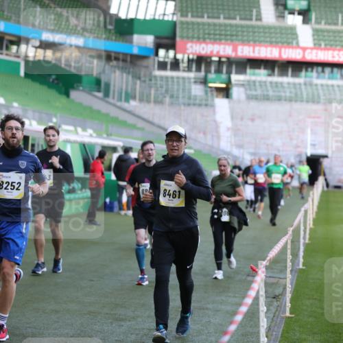 06.10.2024 - 19. swb-Marathon Bremen Yannick Fuchs http://msf.ph/oto/7448872 06.10.2024 10:29:13 Laufen im Stadion 7099, 7290, 7296, 7334, 7370, 7521, 7590, 7671, 7683, 7776, 7800, 7825, 7827, 7940, 7983, 8018, 8092, 8098, 8156, 8157, 8158, 8244, 8252, 8306, 8336, 8419, 8443, 8461, 8522, 8525, 8536, 8566, 8575, 8596, 8604, 8665, 8819, 8828, 8835, 8843, 8875, 8894, 8953, 8965, 8990, 9014, 9038, 9080, 9106 meine-sportfotos.de