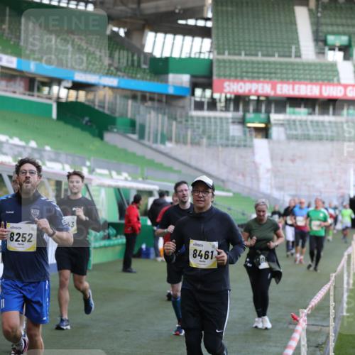 06.10.2024 - 19. swb-Marathon Bremen Yannick Fuchs http://msf.ph/oto/7448873 06.10.2024 10:29:13 Laufen im Stadion 7099, 7290, 7296, 7334, 7370, 7521, 7590, 7671, 7683, 7776, 7800, 7825, 7827, 7940, 7983, 8018, 8092, 8098, 8156, 8157, 8158, 8244, 8252, 8306, 8336, 8419, 8443, 8461, 8522, 8525, 8536, 8566, 8575, 8596, 8604, 8665, 8819, 8828, 8835, 8843, 8875, 8894, 8953, 8965, 8990, 9014, 9038, 9080, 9106 meine-sportfotos.de