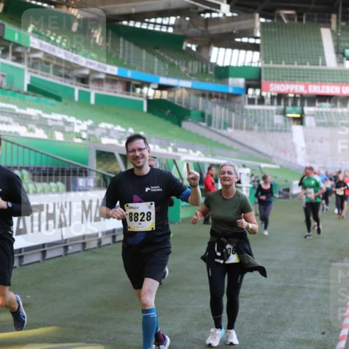 06.10.2024 - 19. swb-Marathon Bremen Yannick Fuchs http://msf.ph/oto/7448883 06.10.2024 10:29:16 Laufen im Stadion 7099, 7290, 7296, 7334, 7370, 7590, 7671, 7683, 7714, 7776, 7800, 7825, 7940, 7983, 7992, 8018, 8092, 8098, 8156, 8157, 8158, 8244, 8252, 8306, 8330, 8336, 8419, 8443, 8461, 8522, 8525, 8536, 8566, 8575, 8596, 8604, 8665, 8819, 8828, 8835, 8843, 8875, 8894, 8951, 8953, 8965, 8990, 9001, 9014, 9038, 9066, 9080, 9106 meine-sportfotos.de