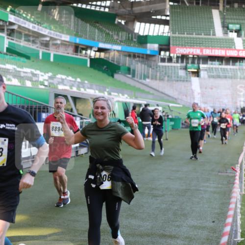 06.10.2024 - 19. swb-Marathon Bremen Yannick Fuchs http://msf.ph/oto/7448888 06.10.2024 10:29:17 Laufen im Stadion 7099, 7290, 7296, 7334, 7370, 7590, 7671, 7683, 7714, 7776, 7800, 7825, 7983, 7992, 8018, 8092, 8098, 8156, 8157, 8158, 8244, 8252, 8306, 8330, 8336, 8419, 8443, 8458, 8461, 8522, 8525, 8536, 8575, 8596, 8604, 8665, 8819, 8828, 8835, 8843, 8875, 8894, 8951, 8953, 8965, 9001, 9014, 9038, 9066, 9080, 9106 meine-sportfotos.de