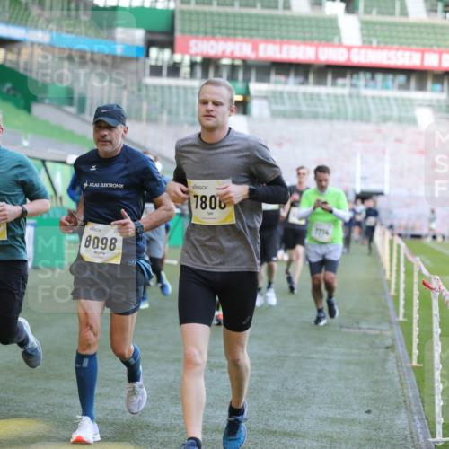 06.10.2024 - 19. swb-Marathon Bremen Yannick Fuchs http://msf.ph/oto/7448910 06.10.2024 10:29:28 Laufen im Stadion 7066, 7117, 7194, 7290, 7334, 7370, 7372, 7384, 7590, 7671, 7683, 7706, 7714, 7768, 7800, 7825, 7870, 7983, 7992, 8001, 8092, 8098, 8156, 8157, 8158, 8215, 8252, 8330, 8424, 8443, 8458, 8461, 8522, 8525, 8570, 8575, 8596, 8604, 8609, 8828, 8835, 8843, 8875, 8894, 8925, 8951, 8953, 8965, 9001, 9014, 9066, 9106 meine-sportfotos.de