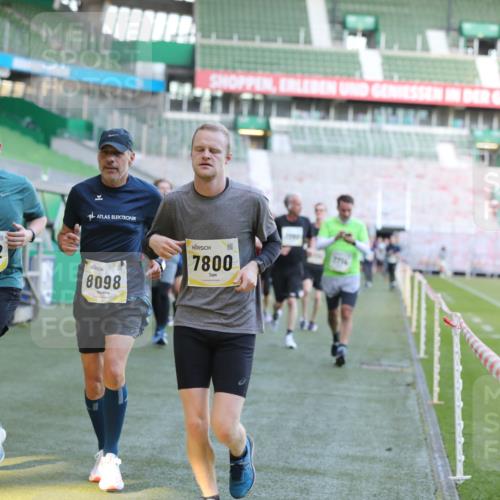 06.10.2024 - 19. swb-Marathon Bremen Yannick Fuchs http://msf.ph/oto/7448911 06.10.2024 10:29:28 Laufen im Stadion 7066, 7117, 7194, 7290, 7334, 7370, 7372, 7384, 7590, 7671, 7683, 7706, 7714, 7768, 7800, 7825, 7870, 7983, 7992, 8001, 8092, 8098, 8156, 8157, 8158, 8215, 8252, 8330, 8424, 8443, 8458, 8461, 8522, 8525, 8570, 8575, 8596, 8604, 8609, 8828, 8835, 8843, 8875, 8894, 8925, 8951, 8953, 8965, 9001, 9014, 9066, 9106 meine-sportfotos.de