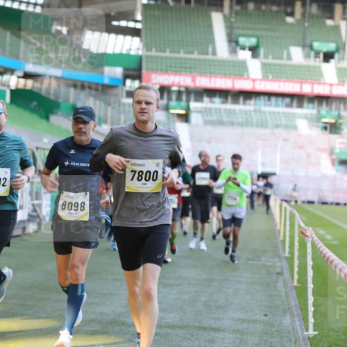 06.10.2024 - 19. swb-Marathon Bremen Yannick Fuchs http://msf.ph/oto/7448912 06.10.2024 10:29:28 Laufen im Stadion 7066, 7117, 7194, 7290, 7334, 7370, 7372, 7384, 7590, 7671, 7683, 7706, 7714, 7768, 7800, 7825, 7870, 7983, 7992, 8001, 8092, 8098, 8156, 8157, 8158, 8215, 8252, 8330, 8424, 8443, 8458, 8461, 8522, 8525, 8570, 8575, 8596, 8604, 8609, 8828, 8835, 8843, 8875, 8894, 8925, 8951, 8953, 8965, 9001, 9014, 9066, 9106 meine-sportfotos.de