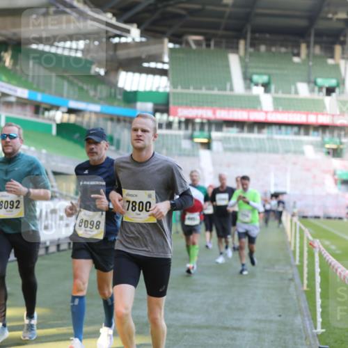 06.10.2024 - 19. swb-Marathon Bremen Yannick Fuchs http://msf.ph/oto/7448914 06.10.2024 10:29:28 Laufen im Stadion 7066, 7117, 7194, 7290, 7334, 7370, 7372, 7384, 7590, 7671, 7683, 7706, 7714, 7768, 7800, 7825, 7870, 7983, 7992, 8001, 8092, 8098, 8156, 8157, 8158, 8215, 8252, 8330, 8424, 8443, 8458, 8461, 8522, 8525, 8570, 8575, 8596, 8604, 8609, 8828, 8835, 8843, 8875, 8894, 8925, 8951, 8953, 8965, 9001, 9014, 9066, 9106 meine-sportfotos.de