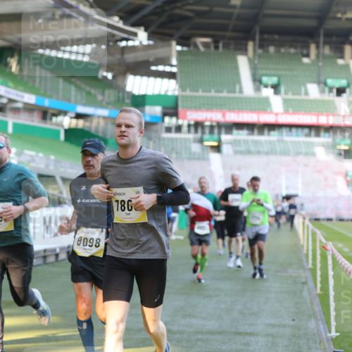 06.10.2024 - 19. swb-Marathon Bremen Yannick Fuchs http://msf.ph/oto/7448915 06.10.2024 10:29:29 Laufen im Stadion 7066, 7117, 7194, 7290, 7334, 7370, 7372, 7384, 7590, 7671, 7683, 7706, 7714, 7768, 7800, 7825, 7870, 7931, 7983, 7992, 8001, 8092, 8098, 8156, 8157, 8158, 8215, 8252, 8330, 8424, 8443, 8458, 8461, 8522, 8525, 8570, 8575, 8596, 8604, 8609, 8828, 8835, 8843, 8854, 8875, 8894, 8925, 8951, 8953, 8965, 9001, 9014, 9066, 9106 meine-sportfotos.de