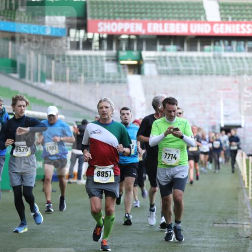 06.10.2024 - 19. swb-Marathon Bremen Yannick Fuchs http://msf.ph/oto/7448917 06.10.2024 10:29:29 Laufen im Stadion 7066, 7117, 7194, 7290, 7334, 7370, 7372, 7384, 7590, 7671, 7683, 7706, 7714, 7768, 7800, 7825, 7870, 7931, 7983, 7992, 8001, 8092, 8098, 8156, 8157, 8158, 8215, 8252, 8330, 8424, 8443, 8458, 8461, 8522, 8525, 8570, 8575, 8596, 8604, 8609, 8828, 8835, 8843, 8854, 8875, 8894, 8925, 8951, 8953, 8965, 9001, 9014, 9066, 9106 meine-sportfotos.de