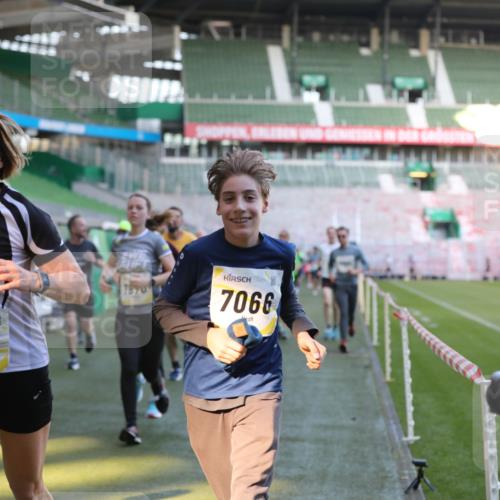 06.10.2024 - 19. swb-Marathon Bremen Yannick Fuchs http://msf.ph/oto/7448990 06.10.2024 10:29:45 Laufen im Stadion 7060, 7061, 7066, 7117, 7146, 7193, 7194, 7334, 7340, 7370, 7372, 7384, 7451, 7542, 7620, 7696, 7706, 7714, 7768, 7784, 7800, 7823, 7870, 7931, 7983, 7989, 7992, 8001, 8092, 8098, 8156, 8215, 8330, 8362, 8424, 8458, 8522, 8525, 8570, 8575, 8609, 8629, 8763, 8767, 8768, 8835, 8854, 8869, 8875, 8894, 8925, 8951, 8953, 8954, 9001, 9066 meine-sportfotos.de