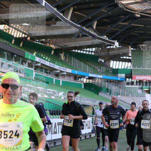 06.10.2024 - 19. swb-Marathon Bremen Yannick Fuchs http://msf.ph/oto/7449079 06.10.2024 10:30:13 Laufen im Stadion 7060, 7061, 7146, 7176, 7193, 7340, 7361, 7412, 7451, 7542, 7585, 7613, 7620, 7629, 7630, 7696, 7698, 7752, 7784, 7823, 7870, 7931, 7962, 7989, 8041, 8109, 8186, 8219, 8223, 8290, 8328, 8332, 8333, 8354, 8362, 8428, 8440, 8465, 8477, 8524, 8552, 8629, 8639, 8748, 8763, 8767, 8768, 8783, 8794, 8802, 8803, 8834, 8841, 8854, 8869, 8897, 8933, 8954, 9008, 9023, 9065, 9081 meine-sportfotos.de