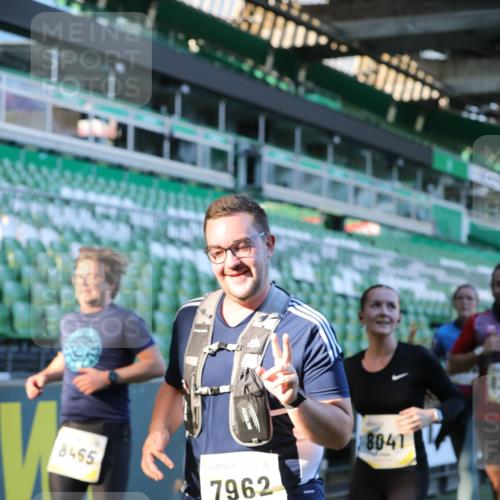 06.10.2024 - 19. swb-Marathon Bremen Yannick Fuchs http://msf.ph/oto/7449128 06.10.2024 10:30:26 Laufen im Stadion 7029, 7053, 7144, 7146, 7176, 7302, 7361, 7412, 7585, 7613, 7620, 7629, 7630, 7698, 7752, 7784, 7962, 8036, 8041, 8109, 8186, 8219, 8223, 8290, 8328, 8332, 8333, 8354, 8428, 8440, 8465, 8469, 8477, 8524, 8552, 8622, 8629, 8639, 8748, 8763, 8768, 8783, 8794, 8802, 8803, 8834, 8841, 8869, 8897, 8898, 8931, 8933, 9008, 9023, 9065, 9081 meine-sportfotos.de
