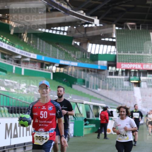 06.10.2024 - 19. swb-Marathon Bremen Yannick Fuchs http://msf.ph/oto/7449178 06.10.2024 10:30:39 Laufen im Stadion 7029, 7046, 7053, 7089, 7144, 7213, 7261, 7302, 7458, 7585, 7613, 7629, 7630, 7698, 7752, 7962, 8023, 8036, 8041, 8186, 8223, 8245, 8290, 8328, 8332, 8333, 8354, 8428, 8440, 8469, 8477, 8552, 8622, 8748, 8783, 8794, 8802, 8810, 8841, 8892, 8897, 8898, 8931, 8933, 8960, 8985, 9008, 9023, 9035, 9065, 9081 meine-sportfotos.de
