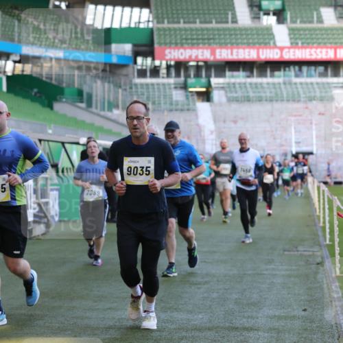 06.10.2024 - 19. swb-Marathon Bremen Yannick Fuchs http://msf.ph/oto/7449211 06.10.2024 10:30:52 Laufen im Stadion 7029, 7046, 7053, 7089, 7144, 7213, 7250, 7261, 7302, 7458, 7613, 7698, 7947, 8023, 8036, 8058, 8245, 8354, 8392, 8433, 8437, 8469, 8512, 8553, 8586, 8622, 8633, 8634, 8674, 8717, 8802, 8810, 8841, 8892, 8898, 8931, 8960, 8985, 9008, 9035, 9075, 9081, 9119 meine-sportfotos.de