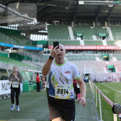 06.10.2024 - 19. swb-Marathon Bremen Yannick Fuchs http://msf.ph/oto/7449365 06.10.2024 10:31:33 Laufen im Stadion 7004, 7005, 7044, 7225, 7233, 7250, 7362, 7439, 7467, 7486, 7545, 7546, 7575, 7659, 7730, 7762, 7785, 7794, 7806, 7847, 7990, 8013, 8014, 8040, 8123, 8233, 8237, 8267, 8268, 8274, 8304, 8305, 8346, 8388, 8416, 8459, 8512, 8520, 8521, 8538, 8586, 8605, 8614, 8624, 8633, 8634, 8646, 8676, 8677, 8710, 8717, 8761, 8776, 8807, 8823, 8883, 8958, 8971, 8998, 9012, 9037, 9050, 9067, 9075, 9119, 9131 meine-sportfotos.de