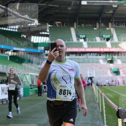 06.10.2024 - 19. swb-Marathon Bremen Yannick Fuchs http://msf.ph/oto/7449367 06.10.2024 10:31:33 Laufen im Stadion 7004, 7005, 7044, 7225, 7233, 7250, 7362, 7439, 7467, 7486, 7545, 7546, 7575, 7659, 7730, 7762, 7785, 7794, 7806, 7847, 7990, 8013, 8014, 8040, 8123, 8233, 8237, 8267, 8268, 8274, 8304, 8305, 8346, 8388, 8416, 8459, 8512, 8520, 8521, 8538, 8586, 8605, 8614, 8624, 8633, 8634, 8646, 8676, 8677, 8710, 8717, 8761, 8776, 8807, 8823, 8883, 8958, 8971, 8998, 9012, 9037, 9050, 9067, 9075, 9119, 9131 meine-sportfotos.de