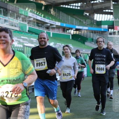 06.10.2024 - 19. swb-Marathon Bremen Yannick Fuchs http://msf.ph/oto/7449387 06.10.2024 10:35:55 Laufen im Stadion 7018, 7020, 7167, 7182, 7341, 7353, 7391, 7393, 7428, 7460, 7462, 7514, 7515, 7522, 7573, 7609, 7610, 7639, 7667, 7686, 7694, 7724, 7878, 7904, 7907, 7937, 7945, 7967, 7969, 7977, 8096, 8121, 8131, 8191, 8212, 8265, 8273, 8367, 8421, 8425, 8462, 8483, 8486, 8530, 8562, 8582, 8595, 8638, 8668, 8675, 8685, 8704, 8787, 8818, 8837, 8914, 8920, 8940, 8941, 8952, 8957, 9017, 9029, 9128, 9666 meine-sportfotos.de