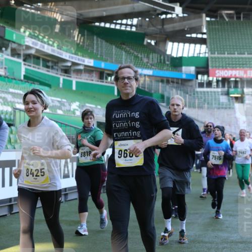 06.10.2024 - 19. swb-Marathon Bremen Yannick Fuchs http://msf.ph/oto/7449394 06.10.2024 10:35:56 Laufen im Stadion 7018, 7020, 7167, 7182, 7341, 7353, 7391, 7393, 7428, 7460, 7462, 7514, 7515, 7522, 7573, 7609, 7610, 7639, 7667, 7686, 7694, 7724, 7878, 7904, 7907, 7937, 7945, 7967, 7969, 7977, 8096, 8121, 8131, 8191, 8212, 8265, 8273, 8367, 8421, 8425, 8462, 8483, 8486, 8530, 8562, 8582, 8595, 8638, 8668, 8675, 8685, 8704, 8787, 8818, 8837, 8914, 8920, 8940, 8941, 8952, 8957, 9017, 9029, 9128, 9666 meine-sportfotos.de
