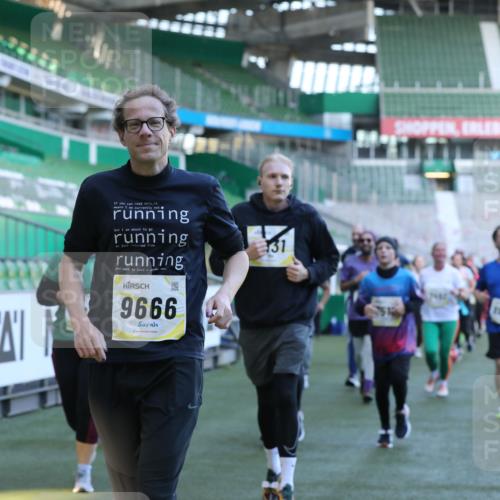 06.10.2024 - 19. swb-Marathon Bremen Yannick Fuchs http://msf.ph/oto/7449400 06.10.2024 10:35:56 Laufen im Stadion 7018, 7020, 7167, 7182, 7341, 7353, 7391, 7393, 7428, 7460, 7462, 7514, 7515, 7522, 7573, 7609, 7610, 7639, 7667, 7686, 7694, 7724, 7878, 7904, 7907, 7937, 7945, 7967, 7969, 7977, 8096, 8121, 8131, 8191, 8212, 8265, 8273, 8367, 8421, 8425, 8462, 8483, 8486, 8530, 8562, 8582, 8595, 8638, 8668, 8675, 8685, 8704, 8787, 8818, 8837, 8914, 8920, 8940, 8941, 8952, 8957, 9017, 9029, 9128, 9666 meine-sportfotos.de