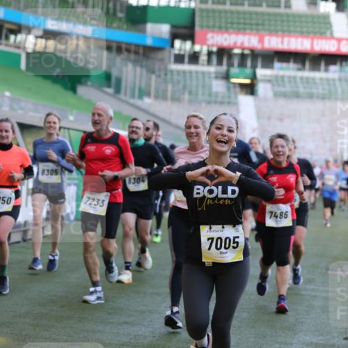 06.10.2024 - 19. swb-Marathon Bremen Yannick Fuchs http://msf.ph/oto/7449401 06.10.2024 10:31:44 Laufen im Stadion 7004, 7005, 7007, 7044, 7055, 7090, 7225, 7233, 7380, 7386, 7439, 7467, 7474, 7486, 7545, 7546, 7575, 7628, 7659, 7730, 7762, 7782, 7794, 7806, 7847, 7872, 7974, 7990, 8013, 8014, 8040, 8052, 8123, 8233, 8237, 8267, 8304, 8305, 8346, 8388, 8413, 8416, 8418, 8459, 8538, 8557, 8605, 8614, 8624, 8676, 8677, 8710, 8744, 8757, 8761, 8769, 8776, 8807, 8823, 8883, 8958, 8971, 8998, 9037, 9050, 9067, 9131 meine-sportfotos.de
