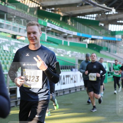 06.10.2024 - 19. swb-Marathon Bremen Yannick Fuchs http://msf.ph/oto/7449444 06.10.2024 10:31:50 Laufen im Stadion 7005, 7007, 7055, 7090, 7225, 7233, 7379, 7380, 7386, 7439, 7467, 7469, 7474, 7486, 7493, 7545, 7546, 7575, 7600, 7628, 7637, 7689, 7750, 7762, 7782, 7794, 7847, 7850, 7872, 7894, 7974, 8013, 8014, 8040, 8052, 8061, 8123, 8132, 8233, 8237, 8276, 8304, 8305, 8413, 8416, 8418, 8459, 8557, 8576, 8584, 8614, 8624, 8676, 8677, 8710, 8744, 8757, 8761, 8769, 8776, 8807, 8826, 8874, 8971, 8998, 9037, 9050, 9067 meine-sportfotos.de