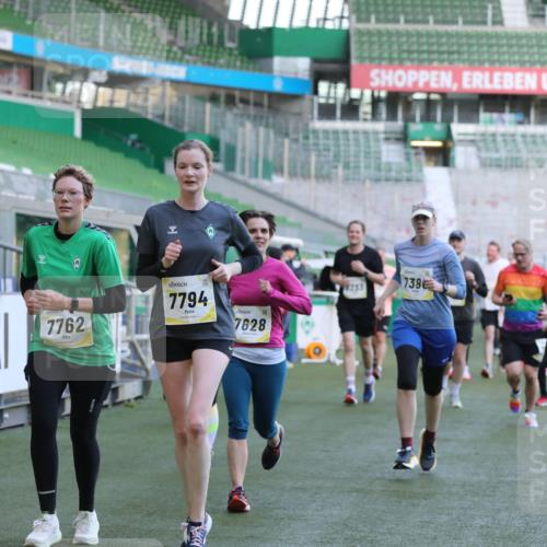 06.10.2024 - 19. swb-Marathon Bremen Yannick Fuchs http://msf.ph/oto/7449469 06.10.2024 10:31:52 Laufen im Stadion 7005, 7007, 7055, 7090, 7225, 7233, 7379, 7380, 7386, 7439, 7467, 7469, 7474, 7486, 7493, 7545, 7546, 7575, 7600, 7628, 7637, 7689, 7750, 7762, 7782, 7794, 7847, 7850, 7872, 7894, 7974, 8013, 8040, 8052, 8061, 8123, 8132, 8233, 8237, 8276, 8304, 8305, 8324, 8413, 8416, 8418, 8459, 8557, 8576, 8584, 8614, 8624, 8676, 8677, 8710, 8744, 8757, 8761, 8769, 8772, 8776, 8790, 8807, 8826, 8874, 8971, 8998, 9037, 9050, 9067 meine-sportfotos.de