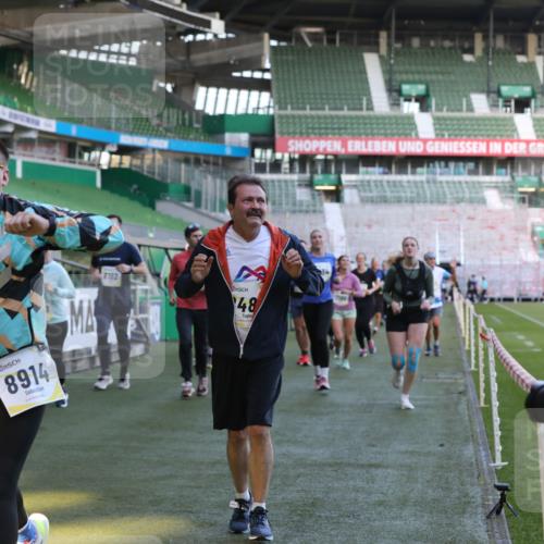 06.10.2024 - 19. swb-Marathon Bremen Yannick Fuchs http://msf.ph/oto/7449575 06.10.2024 10:36:20 Laufen im Stadion 7018, 7020, 7051, 7101, 7102, 7167, 7182, 7300, 7434, 7460, 7462, 7522, 7529, 7547, 7573, 7609, 7610, 7639, 7667, 7686, 7694, 7708, 7709, 7715, 7724, 7747, 7748, 7769, 7878, 7896, 7907, 7937, 7939, 7944, 7945, 7951, 7969, 7977, 8081, 8082, 8084, 8096, 8102, 8116, 8125, 8212, 8253, 8254, 8367, 8379, 8401, 8462, 8483, 8486, 8530, 8545, 8582, 8638, 8668, 8675, 8685, 8704, 8737, 8787, 8914, 8920, 8941, 8977, 8978, 9017, 9020, 9042, 9043, 9083 meine-sportfotos.de
