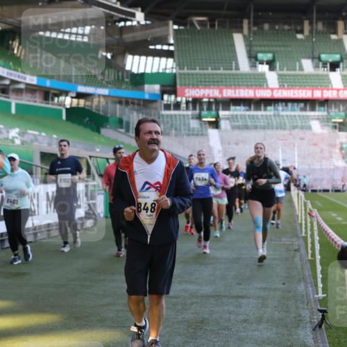 06.10.2024 - 19. swb-Marathon Bremen Yannick Fuchs http://msf.ph/oto/7449577 06.10.2024 10:36:20 Laufen im Stadion 7018, 7020, 7051, 7101, 7102, 7167, 7182, 7300, 7434, 7460, 7462, 7522, 7529, 7547, 7573, 7609, 7610, 7639, 7667, 7686, 7694, 7708, 7709, 7715, 7724, 7747, 7748, 7769, 7878, 7896, 7907, 7937, 7939, 7944, 7945, 7951, 7969, 7977, 8081, 8082, 8084, 8096, 8102, 8116, 8125, 8212, 8253, 8254, 8367, 8379, 8401, 8462, 8483, 8486, 8530, 8545, 8582, 8638, 8668, 8675, 8685, 8704, 8737, 8787, 8914, 8920, 8941, 8977, 8978, 9017, 9020, 9042, 9043, 9083 meine-sportfotos.de