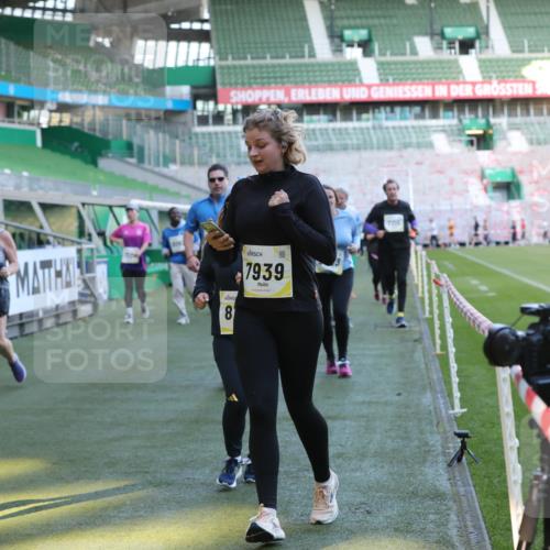 06.10.2024 - 19. swb-Marathon Bremen Yannick Fuchs http://msf.ph/oto/7449677 06.10.2024 10:36:34 Laufen im Stadion 7022, 7051, 7101, 7102, 7104, 7152, 7300, 7326, 7434, 7529, 7547, 7558, 7573, 7636, 7667, 7708, 7709, 7715, 7721, 7747, 7748, 7769, 7792, 7896, 7907, 7939, 7944, 7951, 8078, 8081, 8082, 8083, 8084, 8102, 8116, 8125, 8168, 8170, 8253, 8254, 8379, 8401, 8438, 8462, 8493, 8530, 8545, 8592, 8613, 8621, 8737, 8741, 8751, 8914, 8977, 8978, 9020, 9022, 9024, 9042, 9043, 9083 meine-sportfotos.de