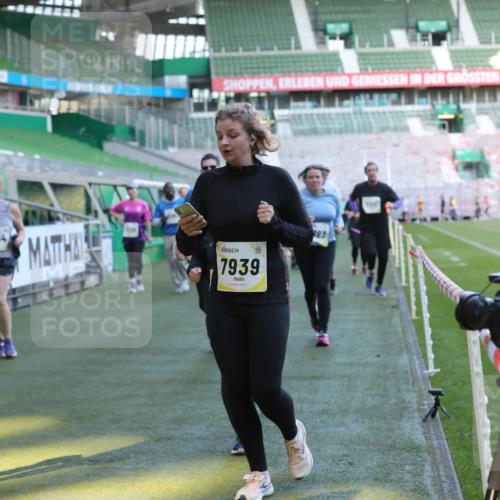 06.10.2024 - 19. swb-Marathon Bremen Yannick Fuchs http://msf.ph/oto/7449679 06.10.2024 10:36:34 Laufen im Stadion 7022, 7051, 7101, 7102, 7104, 7152, 7300, 7326, 7434, 7529, 7547, 7558, 7573, 7636, 7667, 7708, 7709, 7715, 7721, 7747, 7748, 7769, 7792, 7896, 7907, 7939, 7944, 7951, 8078, 8081, 8082, 8083, 8084, 8102, 8116, 8125, 8168, 8170, 8253, 8254, 8379, 8401, 8438, 8462, 8493, 8530, 8545, 8592, 8613, 8621, 8737, 8741, 8751, 8914, 8977, 8978, 9020, 9022, 9024, 9042, 9043, 9083 meine-sportfotos.de
