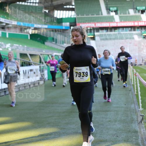 06.10.2024 - 19. swb-Marathon Bremen Yannick Fuchs http://msf.ph/oto/7449681 06.10.2024 10:36:34 Laufen im Stadion 7022, 7051, 7101, 7102, 7104, 7152, 7300, 7326, 7434, 7529, 7547, 7558, 7573, 7636, 7667, 7708, 7709, 7715, 7721, 7747, 7748, 7769, 7792, 7896, 7907, 7939, 7944, 7951, 8078, 8081, 8082, 8083, 8084, 8102, 8116, 8125, 8168, 8170, 8253, 8254, 8379, 8401, 8438, 8462, 8493, 8530, 8545, 8592, 8613, 8621, 8737, 8741, 8751, 8914, 8977, 8978, 9020, 9022, 9024, 9042, 9043, 9083 meine-sportfotos.de