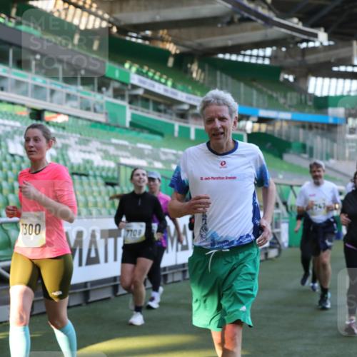 06.10.2024 - 19. swb-Marathon Bremen Yannick Fuchs http://msf.ph/oto/7449733 06.10.2024 10:36:41 Laufen im Stadion 7022, 7051, 7064, 7101, 7102, 7104, 7152, 7160, 7300, 7326, 7434, 7529, 7547, 7558, 7636, 7708, 7709, 7715, 7721, 7747, 7748, 7769, 7792, 7896, 7939, 7944, 7951, 8078, 8081, 8082, 8083, 8084, 8102, 8116, 8125, 8138, 8168, 8170, 8193, 8253, 8254, 8379, 8401, 8430, 8438, 8493, 8545, 8592, 8613, 8621, 8708, 8737, 8741, 8751, 8977, 8978, 9020, 9022, 9024, 9042, 9043, 9083, 9123, 9990 meine-sportfotos.de