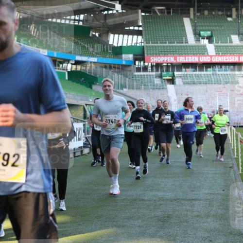 06.10.2024 - 19. swb-Marathon Bremen Yannick Fuchs http://msf.ph/oto/7449856 06.10.2024 10:36:57 Laufen im Stadion 7022, 7064, 7104, 7152, 7160, 7172, 7300, 7326, 7399, 7416, 7547, 7558, 7626, 7627, 7636, 7645, 7708, 7709, 7715, 7721, 7747, 7748, 7792, 7896, 7908, 8025, 8026, 8032, 8050, 8051, 8078, 8081, 8082, 8083, 8084, 8138, 8168, 8170, 8193, 8201, 8202, 8216, 8340, 8407, 8430, 8438, 8493, 8529, 8574, 8592, 8599, 8613, 8621, 8660, 8693, 8696, 8703, 8708, 8731, 8741, 8751, 8770, 8778, 8862, 8977, 8978, 9010, 9022, 9024, 9074, 9123, 9990 meine-sportfotos.de