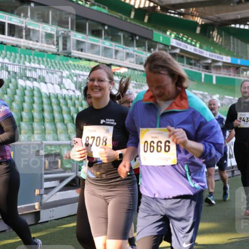 06.10.2024 - 19. swb-Marathon Bremen Yannick Fuchs http://msf.ph/oto/7449881 06.10.2024 10:37:02 Laufen im Stadion 7022, 7064, 7104, 7152, 7160, 7172, 7326, 7399, 7416, 7441, 7558, 7626, 7627, 7636, 7645, 7708, 7709, 7721, 7748, 7792, 7818, 7819, 7834, 7908, 8025, 8026, 8032, 8050, 8051, 8077, 8078, 8083, 8104, 8138, 8168, 8170, 8193, 8201, 8202, 8216, 8221, 8340, 8407, 8430, 8438, 8448, 8493, 8529, 8574, 8592, 8599, 8613, 8621, 8660, 8693, 8696, 8703, 8708, 8731, 8741, 8751, 8770, 8778, 8811, 8862, 8977, 8978, 9010, 9022, 9024, 9074, 9123, 9990 meine-sportfotos.de