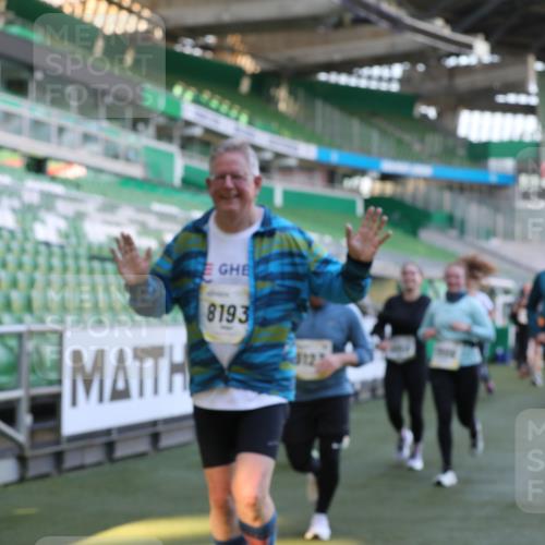06.10.2024 - 19. swb-Marathon Bremen Yannick Fuchs http://msf.ph/oto/7449913 06.10.2024 10:37:06 Laufen im Stadion 7022, 7064, 7104, 7152, 7160, 7172, 7326, 7399, 7416, 7441, 7495, 7558, 7626, 7627, 7636, 7645, 7721, 7792, 7818, 7819, 7834, 7908, 8025, 8026, 8032, 8050, 8051, 8077, 8078, 8083, 8104, 8138, 8168, 8170, 8193, 8201, 8202, 8216, 8221, 8340, 8407, 8430, 8438, 8448, 8493, 8529, 8574, 8592, 8599, 8613, 8621, 8660, 8693, 8696, 8703, 8708, 8731, 8741, 8751, 8770, 8778, 8811, 8862, 9010, 9022, 9024, 9074, 9123, 9990 meine-sportfotos.de