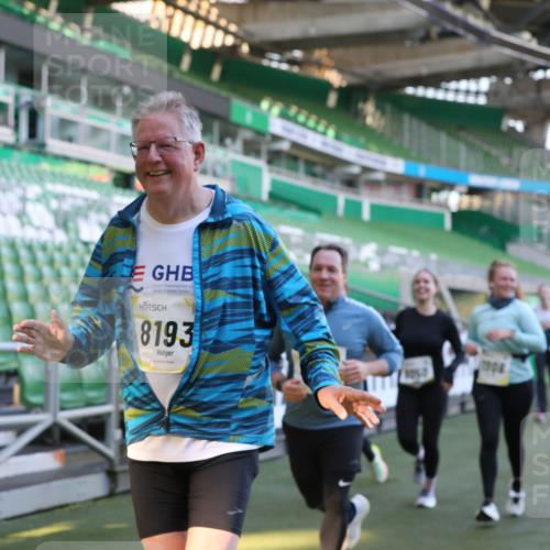 06.10.2024 - 19. swb-Marathon Bremen Yannick Fuchs http://msf.ph/oto/7449921 06.10.2024 10:37:06 Laufen im Stadion 7022, 7064, 7104, 7152, 7160, 7172, 7326, 7399, 7416, 7441, 7495, 7558, 7626, 7627, 7636, 7645, 7721, 7792, 7818, 7819, 7834, 7908, 8025, 8026, 8032, 8050, 8051, 8077, 8078, 8083, 8104, 8138, 8168, 8170, 8193, 8201, 8202, 8216, 8221, 8340, 8407, 8430, 8438, 8448, 8493, 8529, 8574, 8592, 8599, 8613, 8621, 8660, 8693, 8696, 8703, 8708, 8731, 8741, 8751, 8770, 8778, 8811, 8862, 9010, 9022, 9024, 9074, 9123, 9990 meine-sportfotos.de