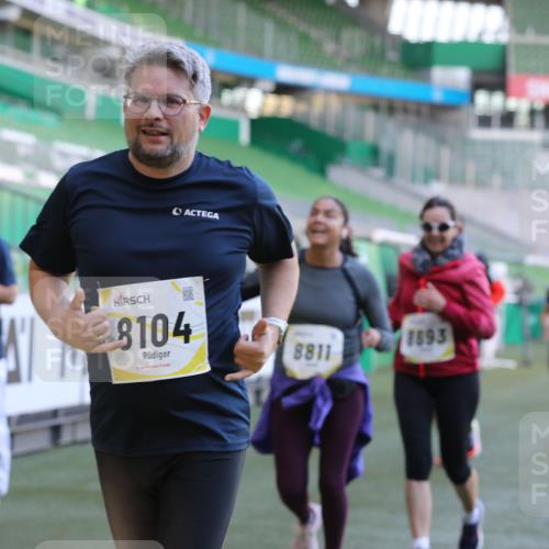 06.10.2024 - 19. swb-Marathon Bremen Yannick Fuchs http://msf.ph/oto/7450068 06.10.2024 10:37:28 Laufen im Stadion 7038, 7164, 7172, 7220, 7399, 7416, 7441, 7495, 7512, 7588, 7611, 7612, 7626, 7627, 7645, 7672, 7688, 7711, 7713, 7728, 7729, 7817, 7818, 7819, 7834, 7908, 7999, 8021, 8025, 8026, 8032, 8050, 8051, 8077, 8104, 8130, 8140, 8141, 8145, 8169, 8182, 8184, 8201, 8202, 8213, 8216, 8217, 8221, 8282, 8294, 8340, 8393, 8407, 8448, 8464, 8529, 8532, 8535, 8574, 8597, 8599, 8660, 8687, 8693, 8696, 8703, 8731, 8770, 8778, 8811, 8862, 8967, 9010, 9055, 9074, 9103, 9129 meine-sportfotos.de