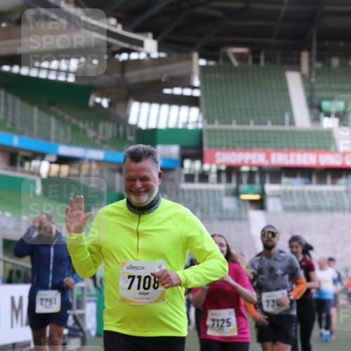 06.10.2024 - 19. swb-Marathon Bremen Yannick Fuchs http://msf.ph/oto/7450095 06.10.2024 10:33:11 Laufen im Stadion 7028, 7049, 7057, 7108, 7125, 7126, 7316, 7317, 7333, 7354, 7373, 7375, 7442, 7477, 7499, 7506, 7509, 7510, 7574, 7621, 7656, 7678, 7734, 7735, 7751, 7758, 7801, 7849, 7865, 7898, 8020, 8022, 8034, 8048, 8137, 8153, 8189, 8194, 8224, 8241, 8308, 8314, 8315, 8348, 8361, 8384, 8432, 8451, 8479, 8485, 8504, 8540, 8643, 8663, 8686, 8700, 8705, 8724, 8852, 8858, 8864, 8934, 8986, 9041, 9059, 9112, 9114, 9117, 9126 meine-sportfotos.de