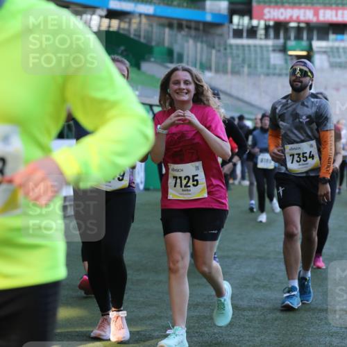 06.10.2024 - 19. swb-Marathon Bremen Yannick Fuchs http://msf.ph/oto/7450099 06.10.2024 10:33:12 Laufen im Stadion 7028, 7049, 7057, 7108, 7125, 7269, 7316, 7317, 7333, 7354, 7373, 7375, 7442, 7477, 7499, 7506, 7509, 7510, 7574, 7621, 7656, 7678, 7734, 7735, 7751, 7758, 7801, 7849, 7865, 7898, 8020, 8022, 8034, 8048, 8137, 8153, 8189, 8194, 8224, 8241, 8308, 8314, 8315, 8361, 8384, 8432, 8451, 8479, 8485, 8504, 8540, 8643, 8663, 8686, 8700, 8705, 8724, 8852, 8858, 8864, 8934, 8986, 9041, 9059, 9112, 9114, 9117, 9126 meine-sportfotos.de