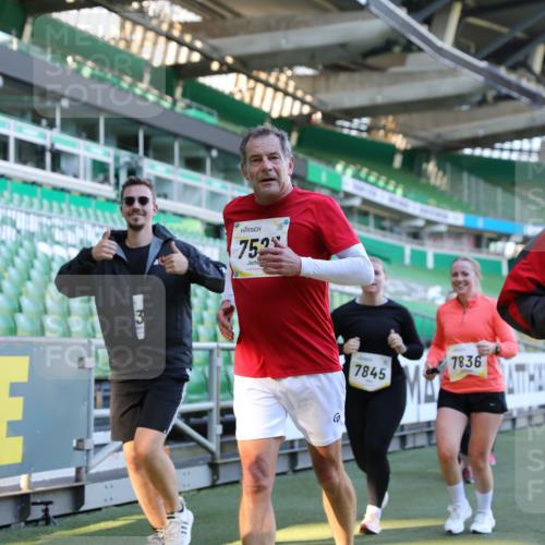 06.10.2024 - 19. swb-Marathon Bremen Yannick Fuchs http://msf.ph/oto/7450181 06.10.2024 10:38:31 Laufen im Stadion 7068, 7070, 7079, 7166, 7211, 7212, 7235, 7248, 7301, 7336, 7348, 7359, 7455, 7524, 7527, 7589, 7653, 7705, 7760, 7791, 7836, 7845, 7933, 7949, 7952, 8134, 8136, 8149, 8164, 8165, 8417, 8422, 8455, 8507, 8518, 8519, 8549, 8554, 8563, 8565, 8590, 8591, 8690, 8714, 8758, 8821, 8866, 8876, 8880, 8916, 8926, 8930, 8944, 9062 meine-sportfotos.de